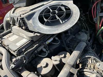 Freightliner Cascadia Air Cleaner / Air Filter Housing for a Freightliner CASCADIA 125