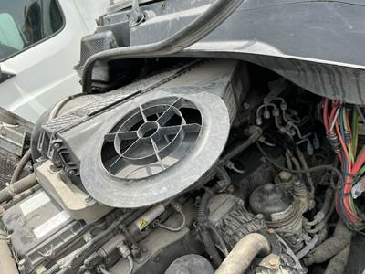 Freightliner Cascadia Air Cleaner / Air Filter Housing for a Freightliner CASCADIA 125