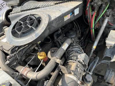 Freightliner Cascadia Air Cleaner / Air Filter Housing for a Freightliner CASCADIA 125