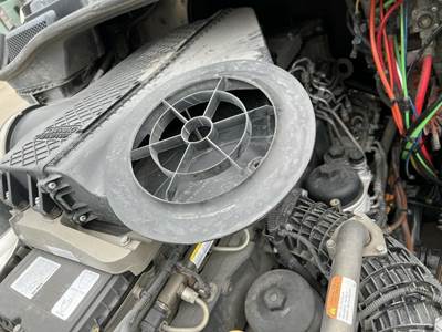 Freightliner Cascadia Air Cleaner / Air Filter Housing for a Freightliner CASCADIA 125