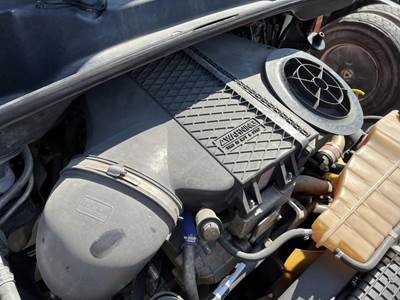 Freightliner Cascadia Air Cleaner / Air Filter Housing for a Freightliner CASCADIA 113BBC