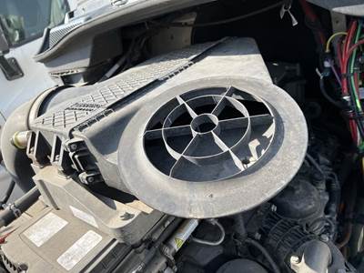 Freightliner Cascadia Air Cleaner / Air Filter Housing for a Freightliner CASCADIA 125