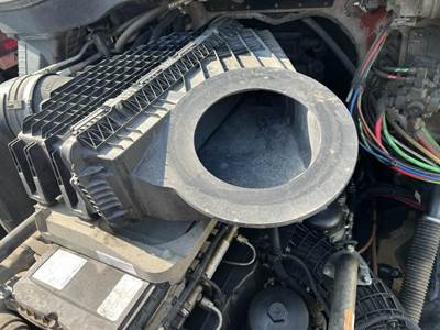 Freightliner Cascadia Air Cleaner / Air Filter Housing for a Freightliner CASCADIA 126