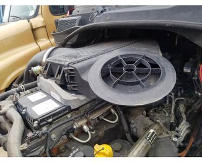 Freightliner Cascadia Air Cleaner / Air Filter Housing for a Freightliner CASCADIA 125