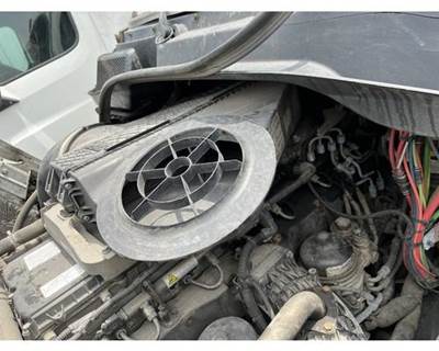 Freightliner Cascadia Air Cleaner / Air Filter Housing for a Freightliner CASCADIA 125