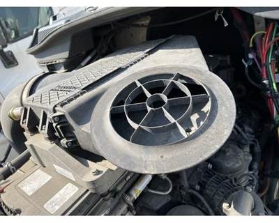 Freightliner Cascadia Air Cleaner / Air Filter Housing for a Freightliner CASCADIA 125