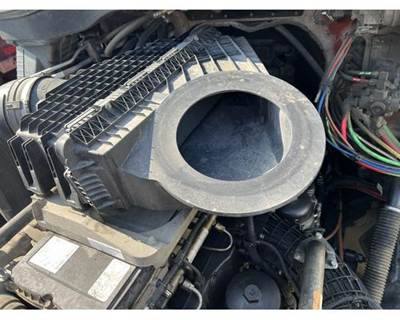 Freightliner Cascadia Air Cleaner / Air Filter Housing for a Freightliner CASCADIA 126