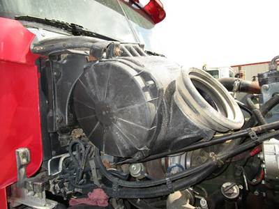 Freightliner Century Class Air Cleaner / Air Filter Housing for a Freightliner CENTURY CLASS 112