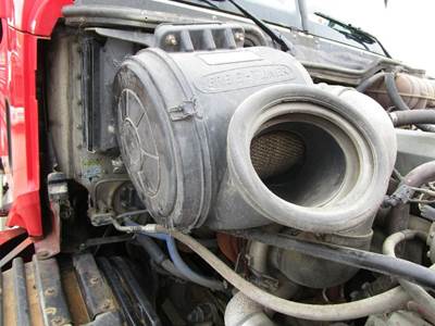 Freightliner Columbia Air Cleaner / Air Filter Housing for a Freightliner COLUMBIA 120