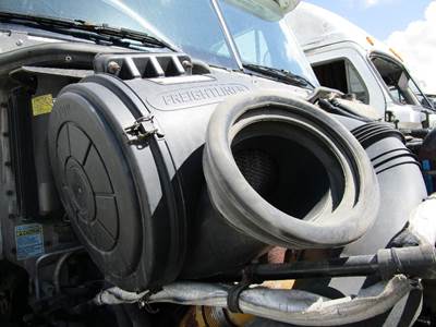 Freightliner Columbia Air Cleaner / Air Filter Housing for a Freightliner COLUMBIA 120