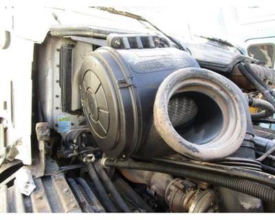 Freightliner Columbia Air Cleaner / Air Filter Housing for a Freightliner COLUMBIA 120