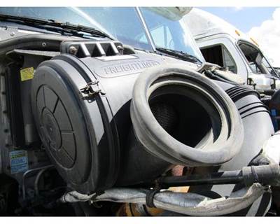 Freightliner Columbia Air Cleaner / Air Filter Housing for a Freightliner COLUMBIA 120