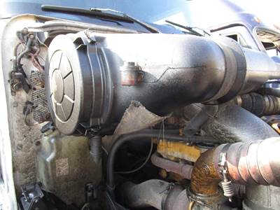 International 9400i Air Cleaner / Air Filter Housing