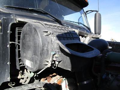 Volvo VNL Air Cleaner / Air Filter Housing