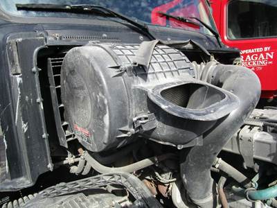 Volvo VNL Air Cleaner / Air Filter Housing