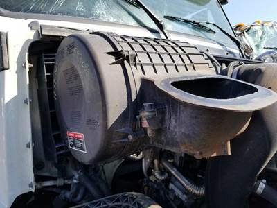 Volvo VNL Air Cleaner / Air Filter Housing