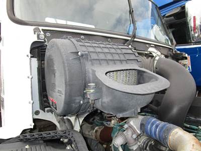 Volvo VNL Air Cleaner / Air Filter Housing
