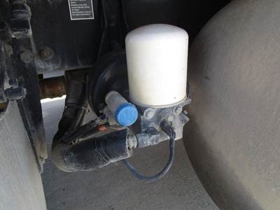 Bendix AD-IP Air Dryer for a Peterbilt 387