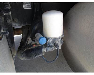 Bendix AD-IP Air Dryer for a Peterbilt 387