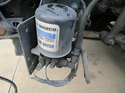 Bendix SYSTEM SAVER 1200 Air Dryer for a Freightliner COLUMBIA 120