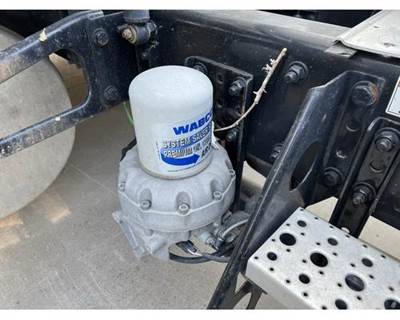 Wabco SYSTEM SAVER Air Dryer for a Freightliner CASCADIA 125