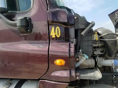 Freightliner Cascadia Right for a Freightliner CASCADIA 125