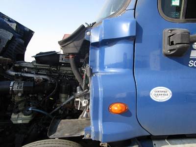 Freightliner Cascadia Left for a Freightliner CASCADIA 125