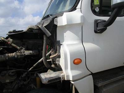 Freightliner Cascadia Left for a Freightliner CASCADIA 125