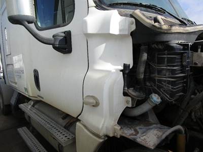 Freightliner Cascadia Right for a Freightliner CASCADIA 125