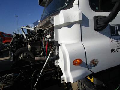 Freightliner Cascadia Left for a Freightliner CASCADIA 125