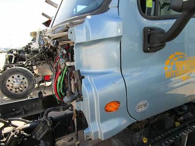 Freightliner Cascadia Left for a Freightliner CASCADIA 125