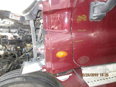 Freightliner Cascadia Left for a Freightliner CASCADIA 125