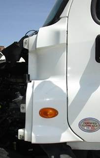 Freightliner Cascadia Left for a Freightliner CASCADIA 125