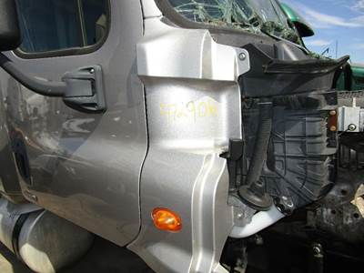 Freightliner Cascadia Right for a Freightliner CASCADIA 125