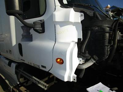 Freightliner Cascadia Right for a Freightliner CASCADIA 125