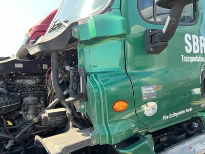 Freightliner Cascadia Left for a Freightliner CASCADIA 125