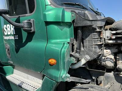 Freightliner Cascadia Right for a Freightliner CASCADIA 125