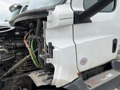 Freightliner Cascadia Left for a Freightliner CASCADIA 126