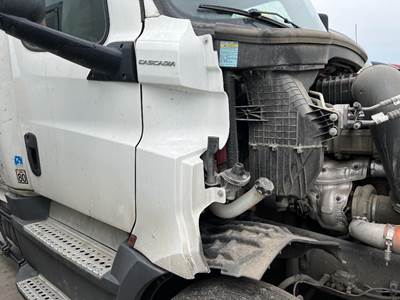 Freightliner Cascadia Right for a Freightliner CASCADIA 126