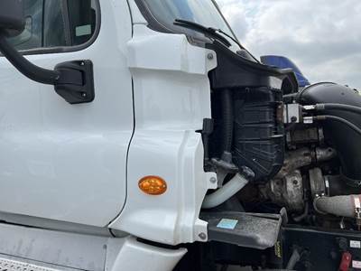 Freightliner Cascadia Right for a Freightliner CASCADIA 125