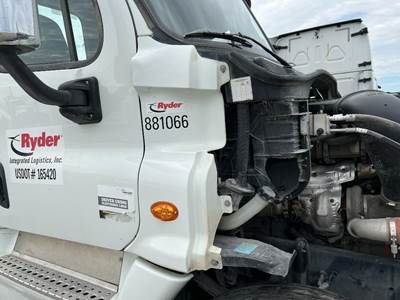 Freightliner Cascadia Right for a Freightliner CASCADIA 125