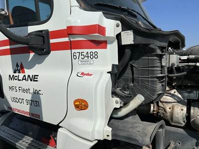 Freightliner Cascadia Right for a Freightliner CASCADIA 125