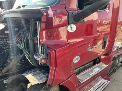 Freightliner Cascadia Left for a Freightliner CASCADIA 126