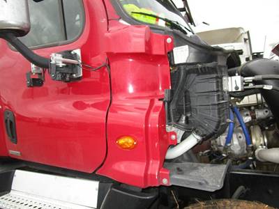 Freightliner Cascadia Right for a Freightliner CASCADIA 125