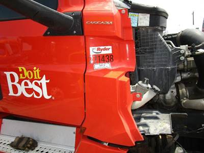 Freightliner Cascadia Right for a Freightliner CASCADIA 126