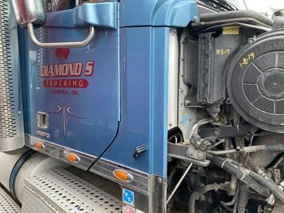 Freightliner Coronado Right for a Freightliner CORONADO 132