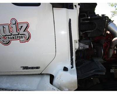 2015 Kenworth T680 Right Cab Trim between Hood and Door for Kenworth T700
