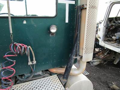 International 9100i Bracket