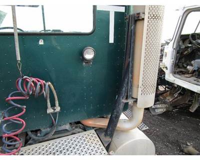 International 9100i Bracket