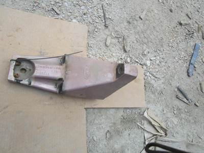 Peterbilt 379 Bracket for a CXU613